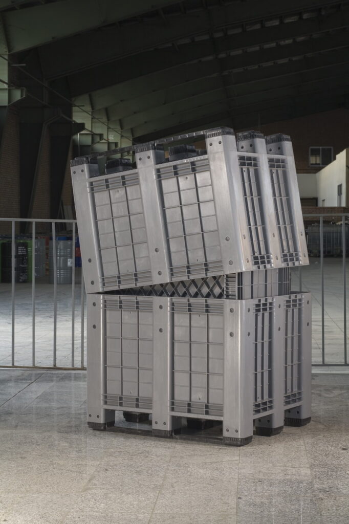 The right photo describes how to stack and store empty box pallets. 