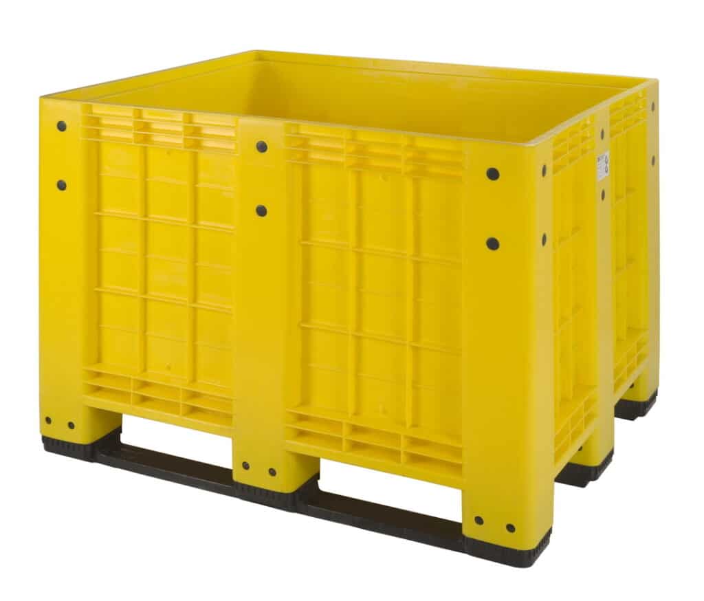 The photo shows a plastic box pallet with skid runners
