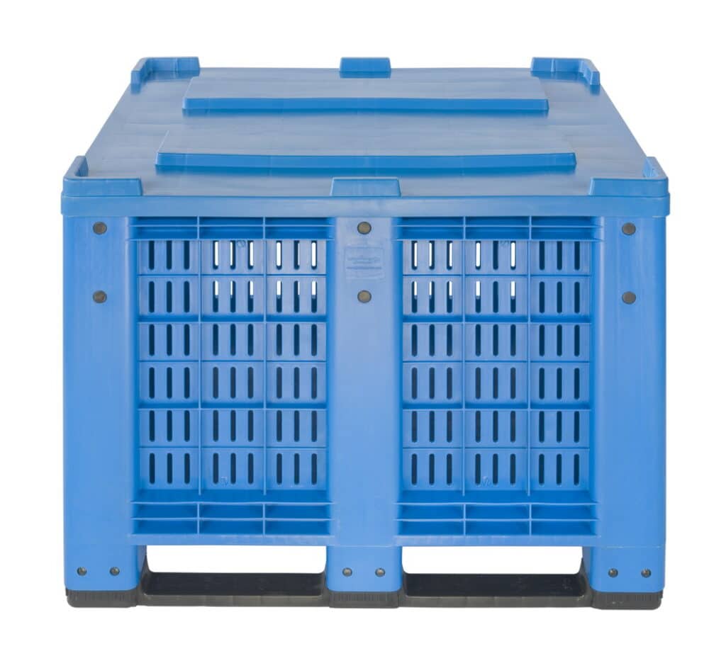the photo shows that a plastic lid completely cover the plastic box pallet 