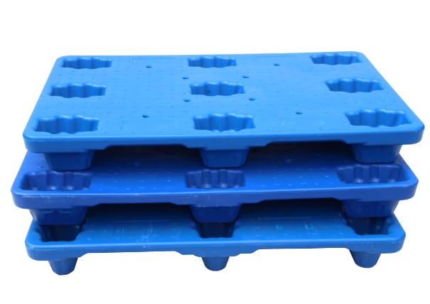The right photo describes a pile of three pallets produced by blow-molded material through blow-molding production method. 
