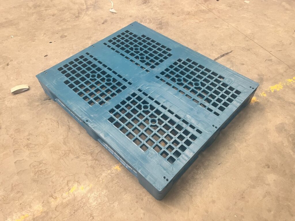 Right photo describes a Blue ventilated pallet made by OP (recycled HDPE)